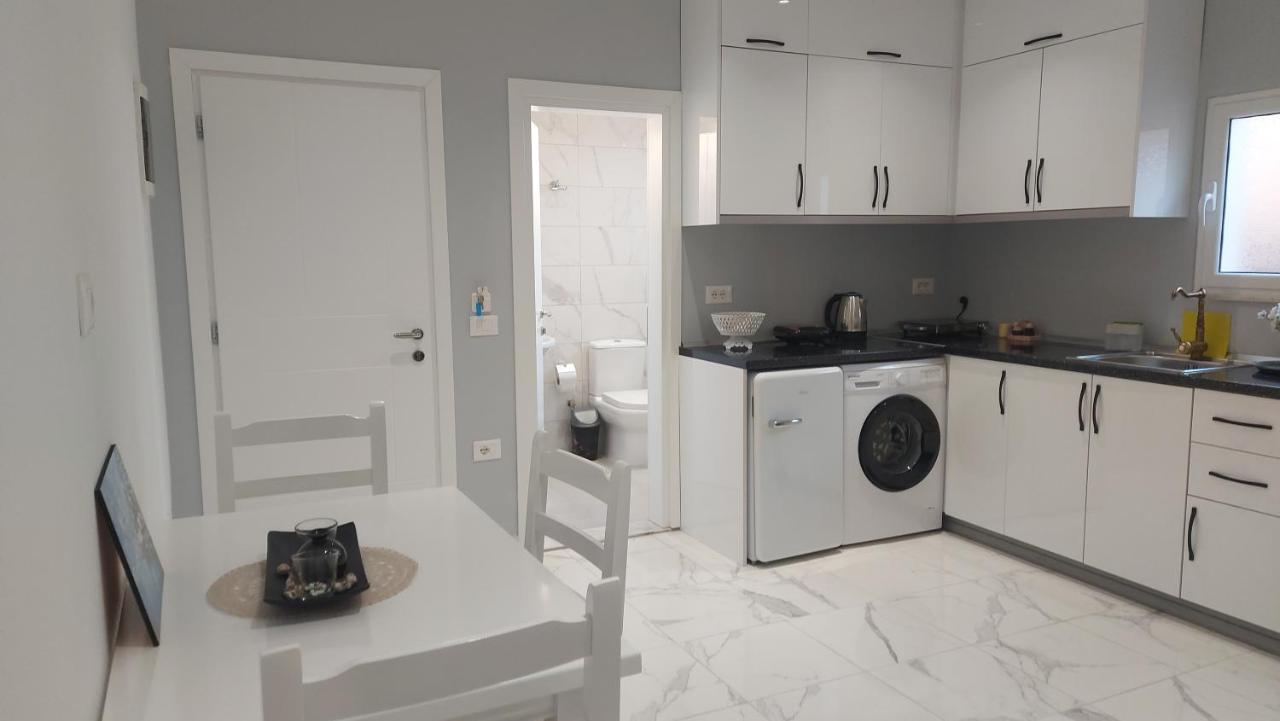 Beni 'S Apartments Sarandë Esterno foto